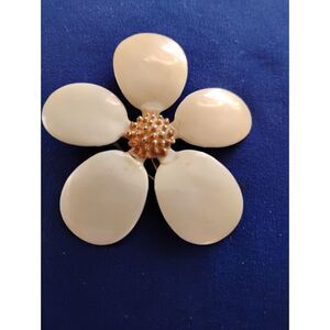 Vintage Satin Finish Creamy Enamel & Gold Plate 1960s Daisy Flower Brooch